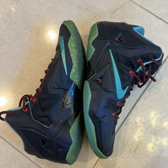 Nike LeBron XI 11 Basketball Sneakers Size 9.5 main image 5